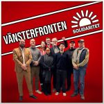 Bild på mötets deltagare framför pålagd röd bakgrund med Solidaritets logga och Vänsterfronten skrivet i vitt.