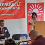 Cynthia i talarstolen brevid Björn i presidiet.